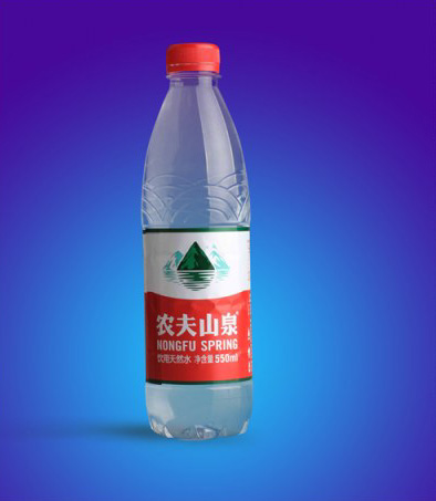 Photoshop快速抠出透明的矿泉水瓶换背景
