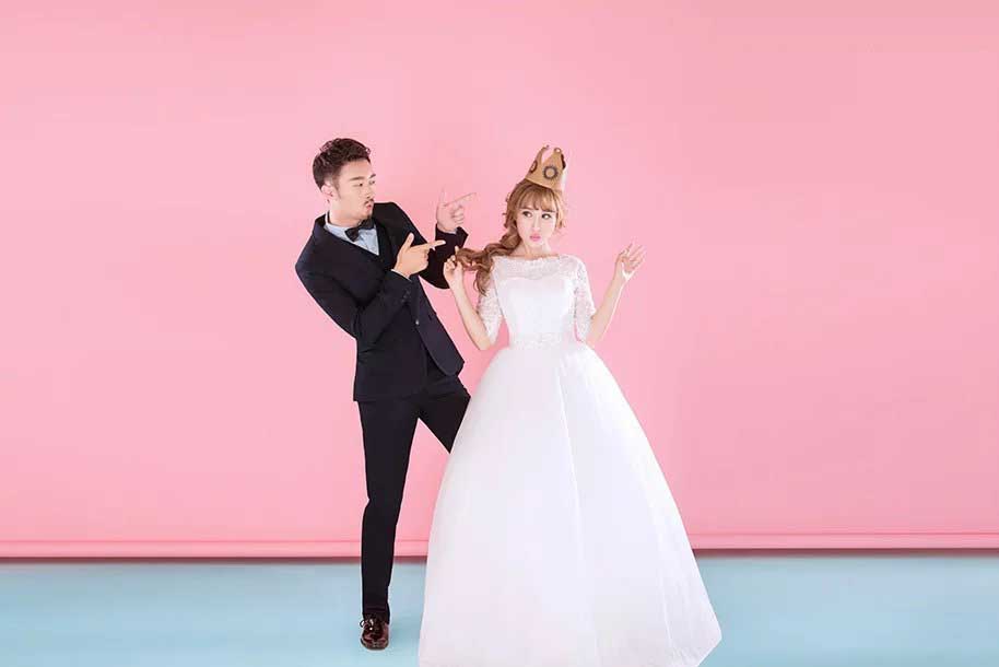 Photoshop调出活泼小清新的室内婚纱照片