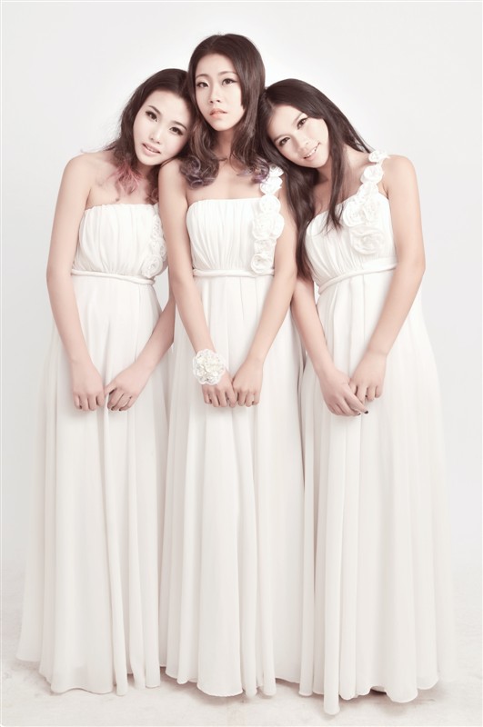 三姐妹婚纱大图素材_现实虚伪,勾勒不出过往