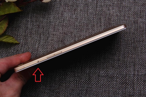 oppo r7怎么装卡?oppo r7手机sim卡安装方法图解