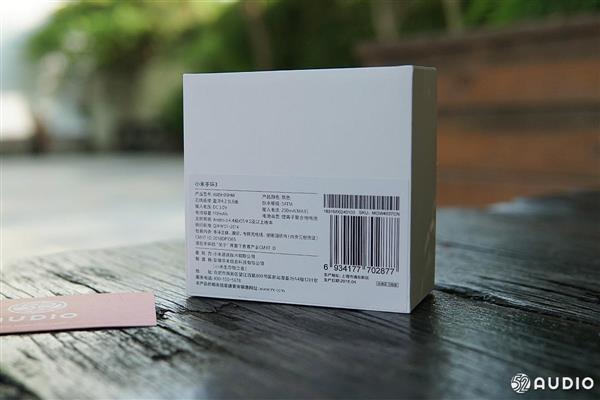 小米手环3的外包装正面为透明塑料材质,可以直接看到盒子内部的小米