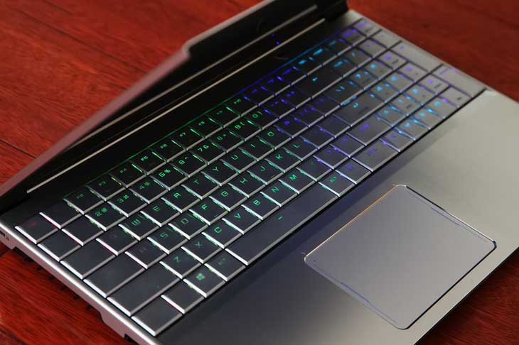 轻薄全面屏下实力不凡 机械师F117-B挑战绝地